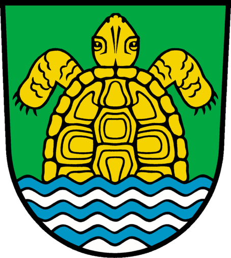 Das Wappen von Grünheide. Eine gelbe Sumpfschildkröte von oben. Unten blau-weiße Wellen.