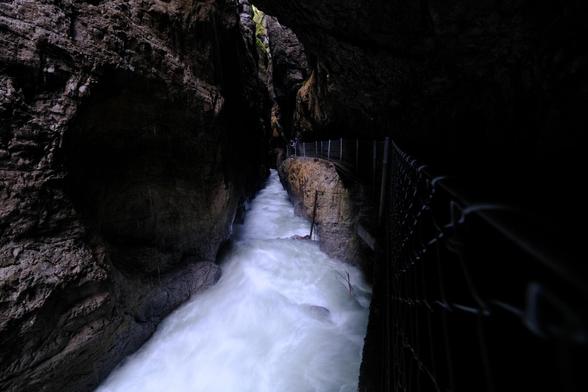 Wassermassen strömen durch die Klamm.