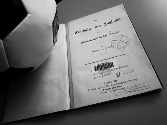 Fußball und Detail aus dem Buch mit Stempel