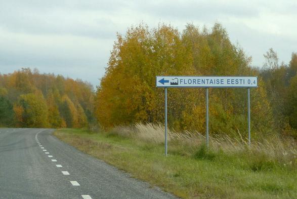 Un panneau, au bord d'une route, indique "Florentaise eesti".