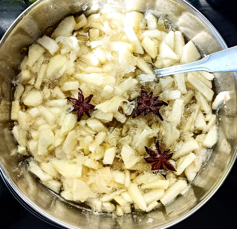 in einer Metallschüssel die kurz gekochten Apfelstifte mit Fenchel und 3 Sternanis