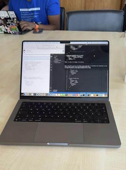 Ein Laptop, welcher eine IDE, ein Terminal sowie die Dokumentation des Tools "Terraform" anzeigt.