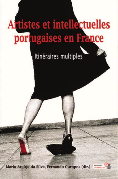 Capa do livro "Artistes et intellectuelles portugaises en France. Itinéraires Multiples". A capa inclui a fotografia de uma mulher da qual não se vê a cabeça, de costas para a câmara, vestida de negro, com sapatos de tacão alto, mas um dos pés descalço.