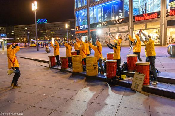 Klimamontag: SolarDrums, die Percussiongruppe von Greenpeace tritt beim Klimamontag auf. Berlin, Alexanderplatz, 02.11.20