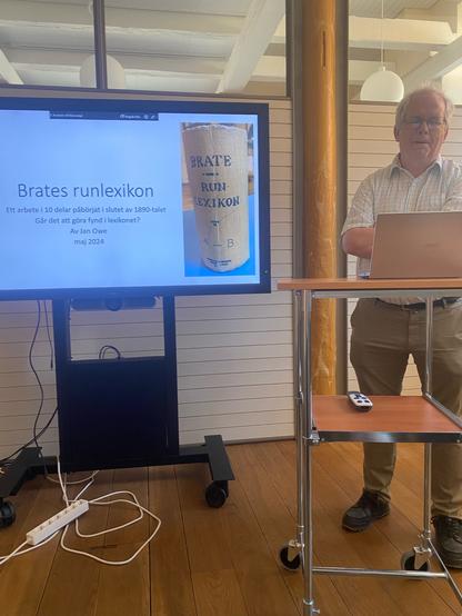 Photo of Jan Owe presenting Brate’s Rune lexicon.