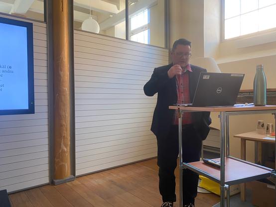 Photo of Patrik Larsson presenting on the name ”klefa”.