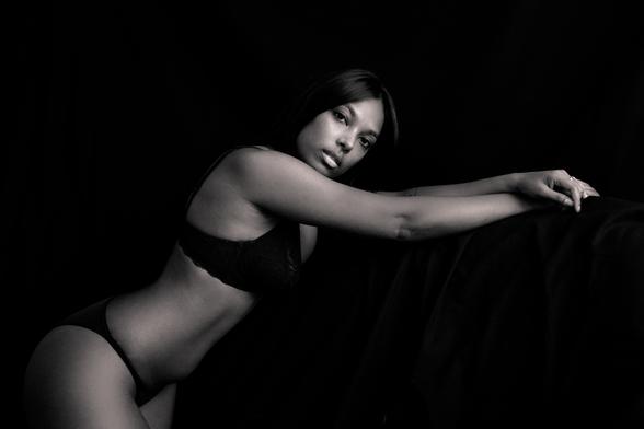 Chica en lencería negra en blanco y negro