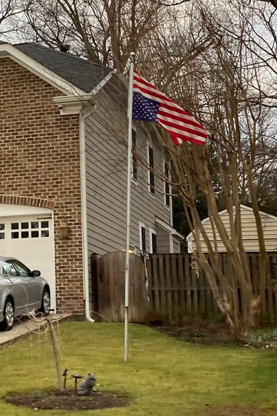 A photo of the yard of Justice Samuel Alito on Jan. 17, 2021 showing an upside-down flag being flown.