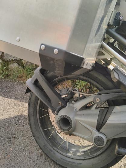 Le slider de la valise droite a frotté dans un virage