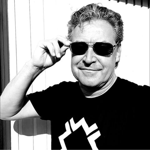Schwerz-Weiß-Fotografie eines Mannes mit kurzen Haaren und Sonnenbrille