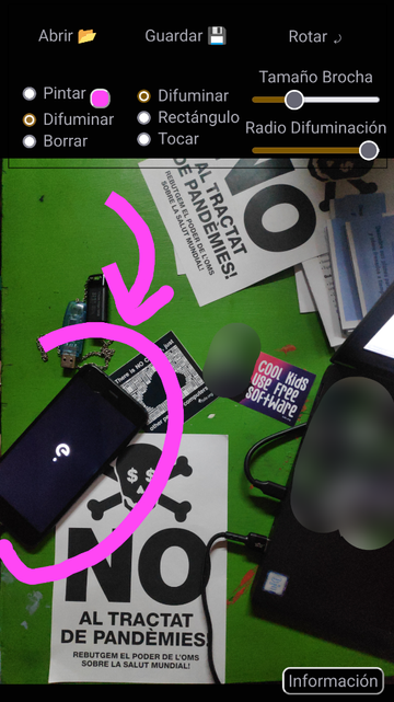 captura de pantalla de l'aplicació web mata-meta-data, on es veu una foto del hacklab modificada amb fletxes roses i un teclat fet borrós