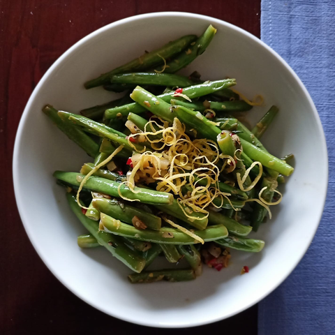 Der fertige Salat in einer weißen Porzellanschüssel