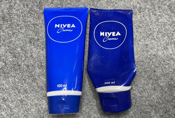 Neue Tube Nivea Handcreme neben alter. Neue hat einen viel helleren Farbton, dürrere Schrift und sieht gefälscht aus.