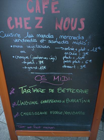 Photo du chevalet du café Chez Nous affichant le menu du 18 Mai 2024 :
- entrée : tartare de bettrave
- plat : linguine champignons & burratina
- dessert : cheesecake fraise / rhubarbe
