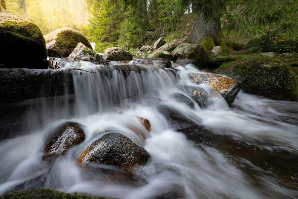 Ein kleiner Wasserfall im Wald