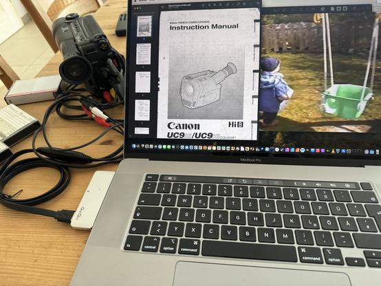 Am MacBook ist eine alte Hi8 mittels Video-Grabber angeschlossen - am Bildschirm ist das Manual aus den unendlichen Weiten des WWW zu sehen und ein Ausschnitt aus dem Video
