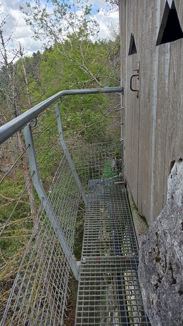 Au bout de la passerelle, il y a un cabanon fermé...