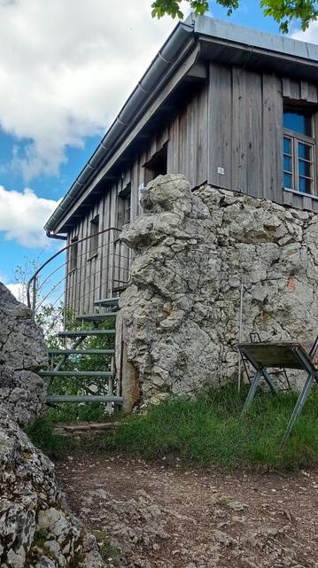 Arrivée sur un refuge perché et niché sur une crête rocheuse.