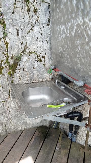 Dehors, du côté de la sortie vers la passerelle, un point d'eau alimenté par une citerne de récupération des eaux de pluie en inox.