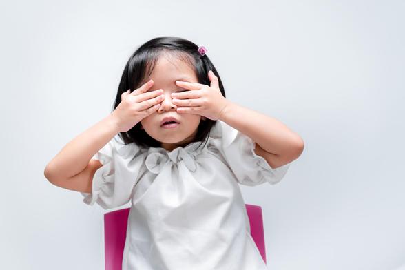 Kid covering her eyes with hands - Vecteezy