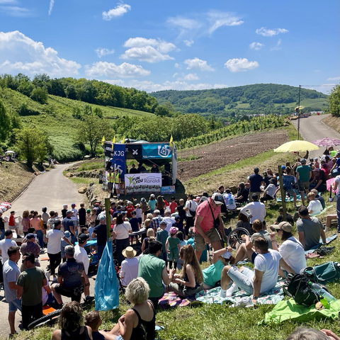Viele Zuschauer versammeln sich an der berüchtigten S-Kurve im Weinberg.