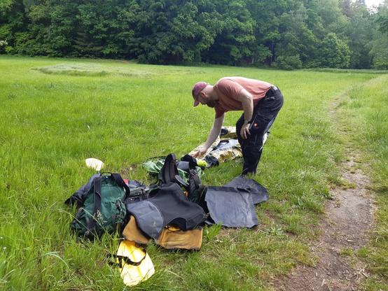 Packradt aus dem Rucksack packen.