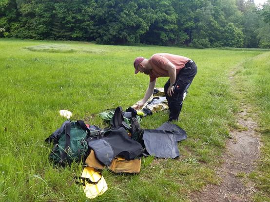 Packradt aus dem Rucksack packen.