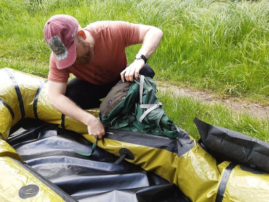 Rucksack im das Packraft packen.