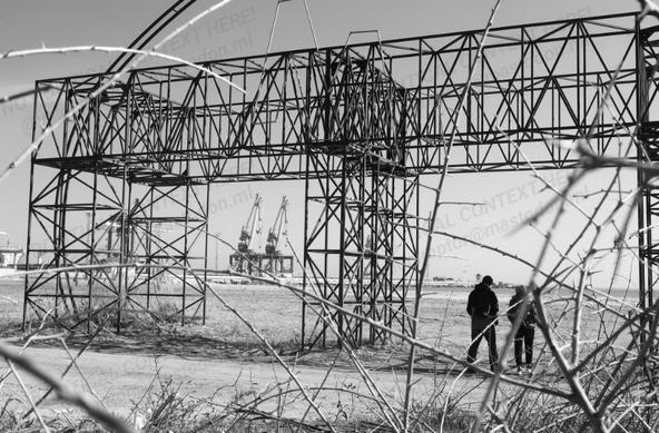 Арка сцены. В неё входят мужчина и женщина. Мужчина затем полезет купаться в море. В конце марта 😏