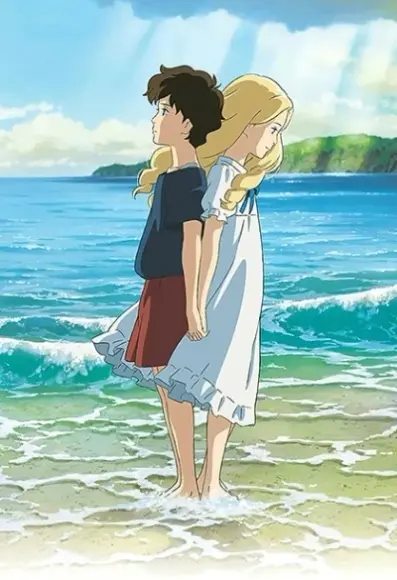 Das Titelbild des Films "Erinnerungen an Marnie". Ein im Manga-Stil erstelltes Bild. Es zeigt zwei Mädchen, die Rücken an Rücken barfuß im seichten Wasser am Strand stehen und sich an den Händen halten. Das Mädchen links hat kurzes braunes Haar, ein blaues T-Shirt und schaut in die Ferne. Das Mädchen rechts hat langes blondes Haar, trägt ein weißes Nachhemd und schaut schräg nach unten. Im Wasser gehen leichte Wellen und man blickt auf ein paar Felsen im Hintergrund.