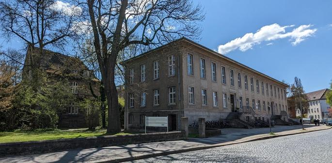 Panoramabild des Mathematischen Instituts (auf der rechten Seite) und dem Nebengebäude (links)