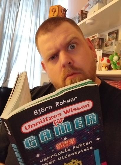 ich schaue motivierend in ein Buch über videospiele