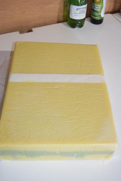 Un pain de savon tout juste sorti de sa caisse à savon. Il est sorti avec sa chemise, c'est sympa, mais on va le mettre tout nu. C'est cruel. Je sais. J'aime ça, de voir des savons tout nus je veux dire.