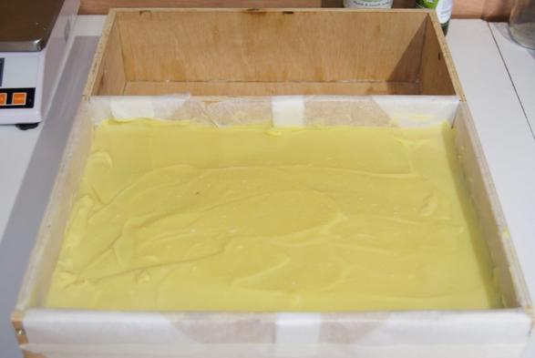 Un pain de savon dans sa caisse à savon. Il est figé et a passé 24 heures à refroidir. C'est ça, la Saponification à Froid. On prend son temps.