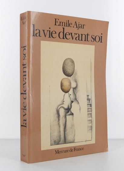 Photo chipée sur le site de la librairie-koegu. Édition semblable à celle que j'ai si on fait abstraction du nom de l'éditeur "Mercure de France" qui n'apparaît pas sur le mien.

Couverture beige/marron, seul le nom Émile Ajar apparaît en haut (édition d'avant le suicide de Romain Gary). la vie devant soit est écrit intégralement en minuscules. Illustration d'André François montrant deux personnages nus, une femme à forte poitrine avec poils pubiens apparents, et un petit garçon assis sur ces genoux. Ils ont chacun un galet à la place de la tête. Un escalier apparaît à arrière plan, caché par l'angle d'un mur.