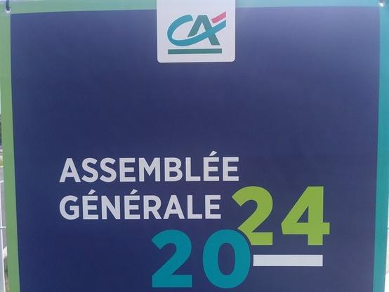 Affiche de l'assemblée générale 2024 du crédit agricole (titre et logo sur fond bleu)
