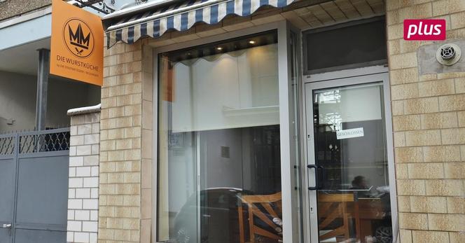 Die Fenster der Metzgerei "Wurstküche" in der Schwanenstraße in Darmstadt-Eberstadt samt Eingangstür
