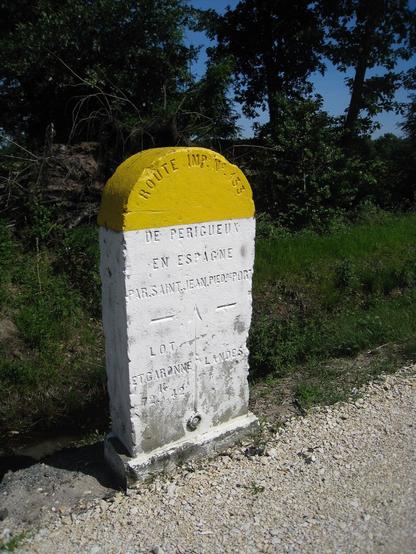 Une borne de pierre matérialise les limites de territoire des départements des Landes et du Lot-et-Garonne