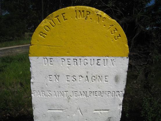 Une borne de pierre matérialise les limites de territoire des départements des Landes et du Lot-et-Garonne. Sur le haut est gravé la mention de "route impériale"