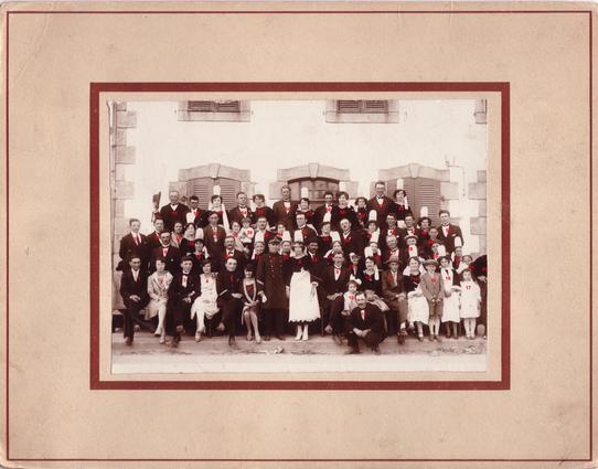 Photographie sépia d'un mariage au Guilvinec en 1929. Un certain nombre de femme portent la coiffe bigoudene.