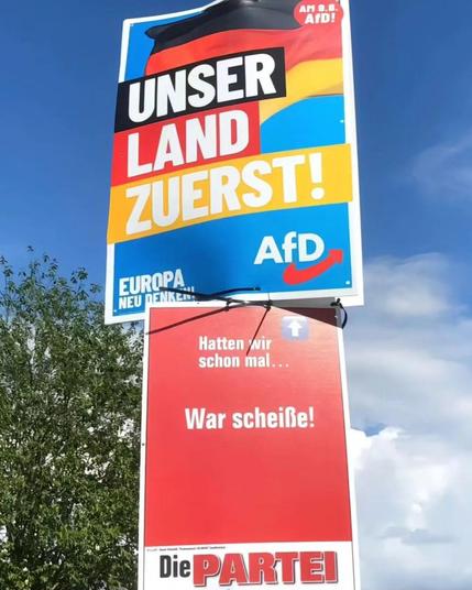 2 Wahlplakate an Laterne

Oben: AFD 

"UNSER LAND ZUERST"

Darunter: Die Partei:

"Hatten wir schon mal ... war scheiße!"

Bild: Andreas Bergholz
@hauptstadtwolf (threads)