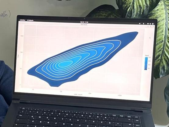 Foto eines Laptopbildschirms, der eine Grafik anzeigt.

Es werden Daten von fedidb.org visualieriert: Aktive über registrierte Fediverse-Nutzer*innen, beide Achsen in logarithmischen Maßstab, und als Parameter (in verschiedenen Blautönen und mit eingezeichneten "Schichtlinien") die relative Anzahl von Fediverse-Instanzen an den jeweiligen Koordinaten.