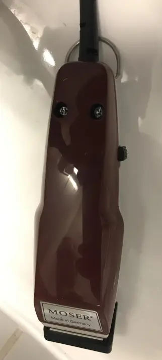 Farbfoto: Auch das Gehäuse ist mit Torx Schrauben verschraubt.