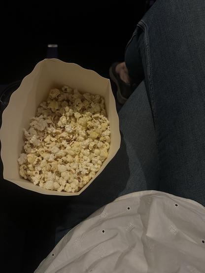 Eine Tüte Popcorn Surprise neben mir.