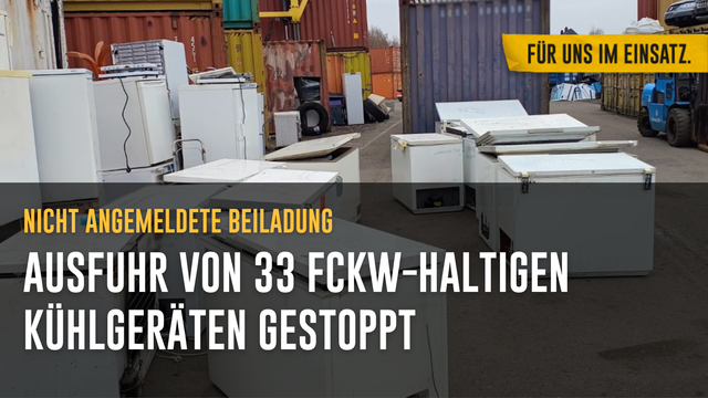 Bild: auf dem Boden, zwischen mehreren Containern liegen die gefundenen Kühlgeräte. Text: Nicht angemeldete Beiladung/Ausfuhr von 33 FCKW-haltigen Kühlgeräten gestoppt