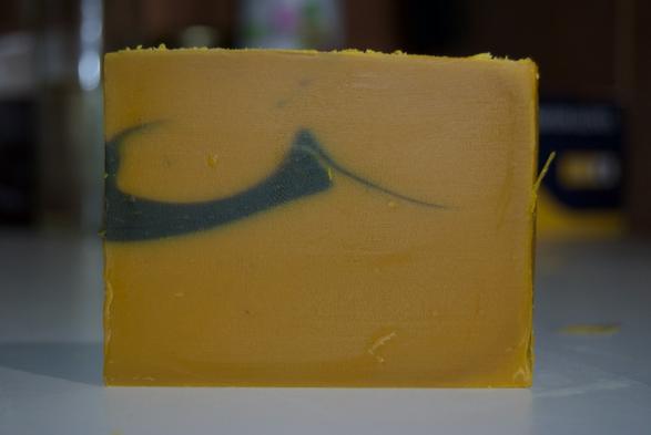 Un savon rouge-orangé avec un pattern noir de crête de haute montagne en son centre. C'est aléatoire, c'es vachement joli en fait !