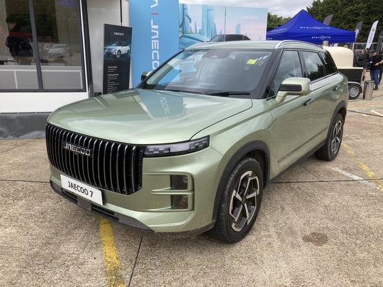 Green metallic Jaecoo J7, front quarter view