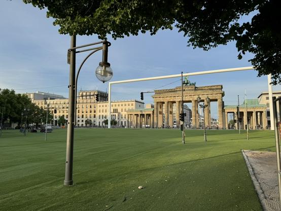 Straße des 17. Juni komplett mit grünen Kunstrasen, im Hintergrund Brandenburger Tor