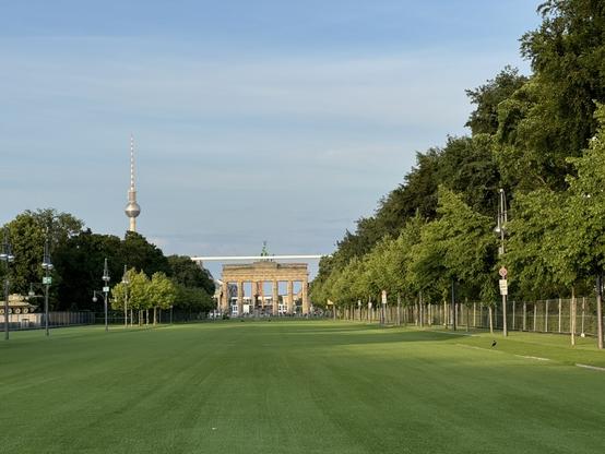 Straße des 17. Juni komplett mit grünen Kunstrasen, im Hintergrund Brandenburger Tor