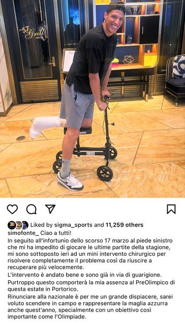 Foto di Simone Montecchio, inginocchiato su un apposito monopattino, con il piede sinistro ingessato 

Ciao a tutti!

In seguito all'infortunio dello scorso 17 marzo al piede sinistro che mi ha impedito di giocare le ultime partite della stagione, mi sono sottoposto ieri ad un mini intervento chirurgico per risolvere completamente il problema così da riuscire a recuperare più velocemente.

L'intervento è andato bene e sono già in via di guarigione.

Purtroppo questo comporterà la mia assenza al PreOlimpico di questa estate in Portorico.

Rinunciare alla nazionale è per me un grande dispiacere, sarei voluto scendere in campo e rappresentare la maglia azzurra anche quest'anno, specialmente con un obiettivo così importante come l'Olimpiade.
